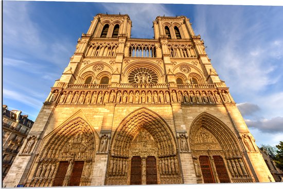 WallClassics - Dibond - Vooraanzicht van de Notre Dame in Parijs - 90x60 cm Foto op Aluminium (Wanddecoratie van metaal)
