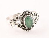 Fijne bewerkte zilveren ring met smaragd - maat 15.5