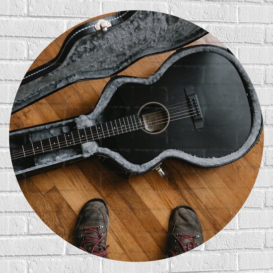 Foto: Muursticker cirkel zwarte houten gitaar in reiskoffer 90x90 cm foto op muursticker