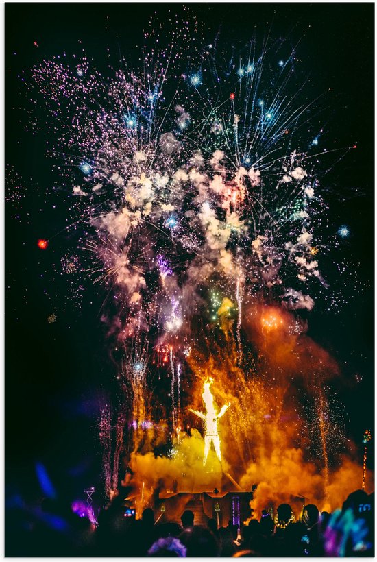 Poster Glanzend – Grote Vuurwerkshow boven Menigte Mensen - 50x75 cm Foto op Posterpapier met Glanzende Afwerking