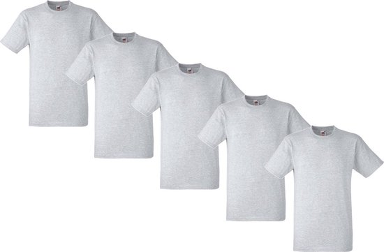 Vijf lichtgrijze T-shirts van Fruit of the Loom, gerangschikt in een diagonale rij.