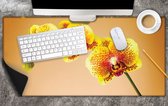 Bureau onderlegger - Oranjekleurige Orchidee op Oranje Achtergrond - 80x40 cm - 2 mm Dik - Bureau mat Vinyl