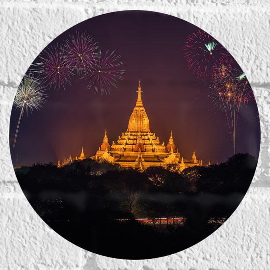 Muursticker Cirkel - Vuurwerkpijlen boven Verlichte Tempel - 20x20 cm Foto op Muursticker