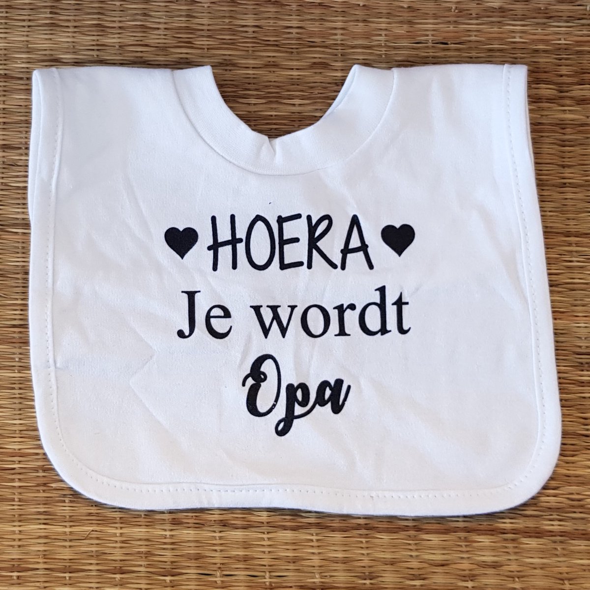 Baby slabbetje cadeau tekst opa zwangerschap bekendmaking aankondiging voor de liefste aanstaande geboorte cadeau gaat worden zwangerschapsaankondiging hoera bekendmaken eerste vaderdag