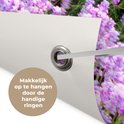 Een close-up van een tuinposter met een detail van een roestvrijstalen ring en paarse lavendelbloemen.
