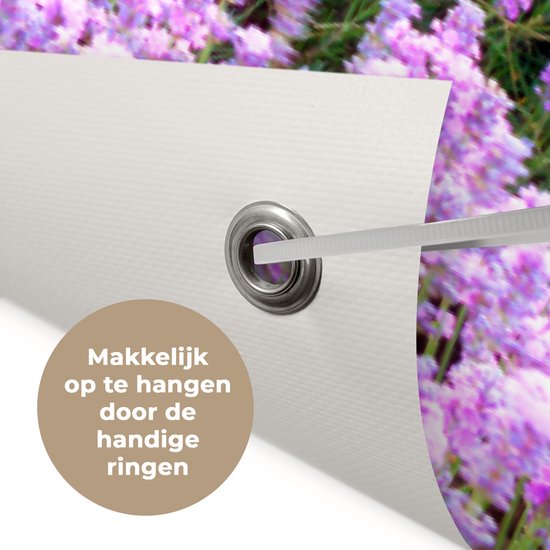 Een close-up van een tuinposter met een detail van een roestvrijstalen ring en paarse lavendelbloemen.