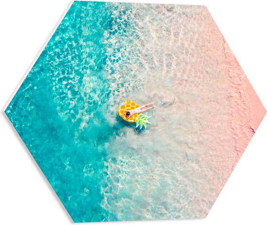 PVC Schuimplaat Hexagon - Bovenaanzicht van Vrouw Liggend op Floatie in Heldere Oceaan - 50x43.5 cm Foto op Hexagon (Met Ophangsysteem)