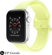 EP Goods - Bandje Geschikt voor Apple Watch Series 1/2/3/4/5/6/SE/7 en 8 - 38/40/41mm - Siliconen - Met Gesp Sluiting - Geel