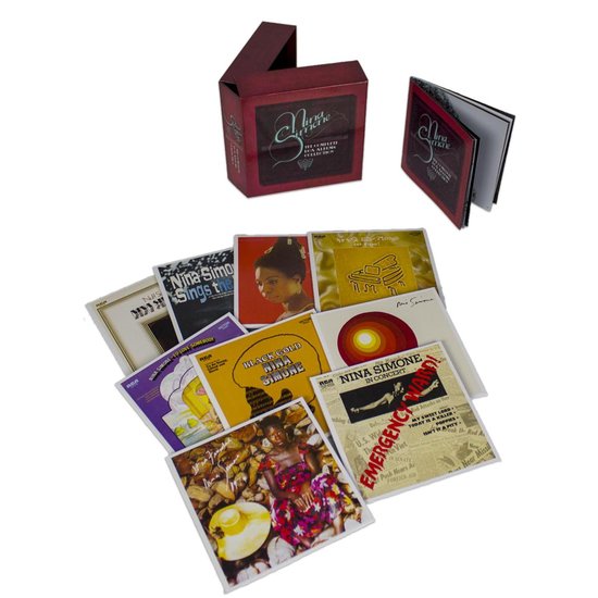 De Nina Simone Complete RCA Albums Collection boxset, met 10 CD's in mini-LP hoesjes met portretten van Nina Simone, piano's en collages.