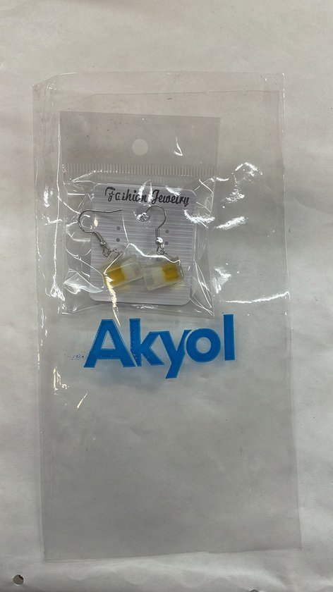 Verpakte bier oorbellen met het Akyol logo.