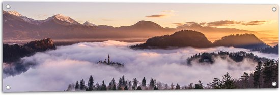 Tuinposter – Zon Boven Dicht Wolkenveld bij Berglandschap - 120x40 cm Foto op Tuinposter (wanddecoratie voor buiten en binnen)