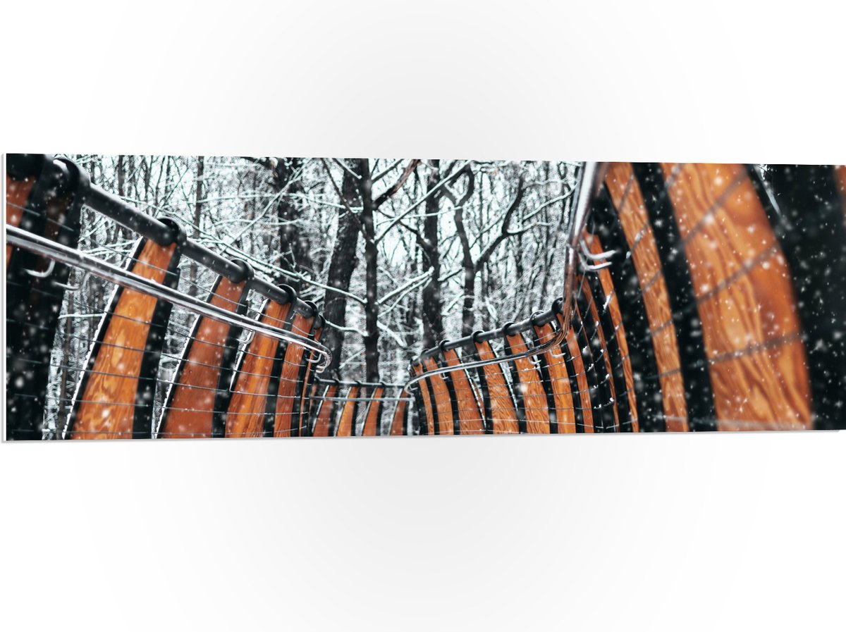 PVC Schuimplaat- Hekwerk in Ondergesneeuwd Bos - 120x40 cm Foto op PVC Schuimplaat