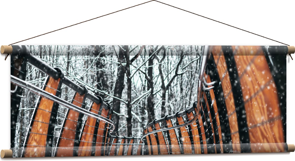 Textielposter - Hekwerk in Ondergesneeuwd Bos - 90x30 cm Foto op Textiel