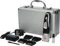Zilverkleurige scheerkit koffer met tondeuse, oplader, batterij en opzetkammen.