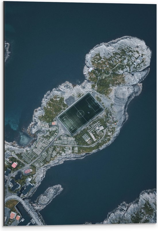 Dibond - Bovenaanzicht van Henningsvaer Stadium op Einlandje met Water Er Omheen - 40x60 cm Foto op Aluminium (Met Ophangsysteem)