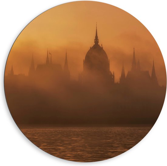 Dibond Muurcirkel - Foto van Hongaars Parlementsgebouw aan het Water met Mist Ervoor - 80x80 cm Foto op Aluminium Muurcirkel (met ophangsysteem)