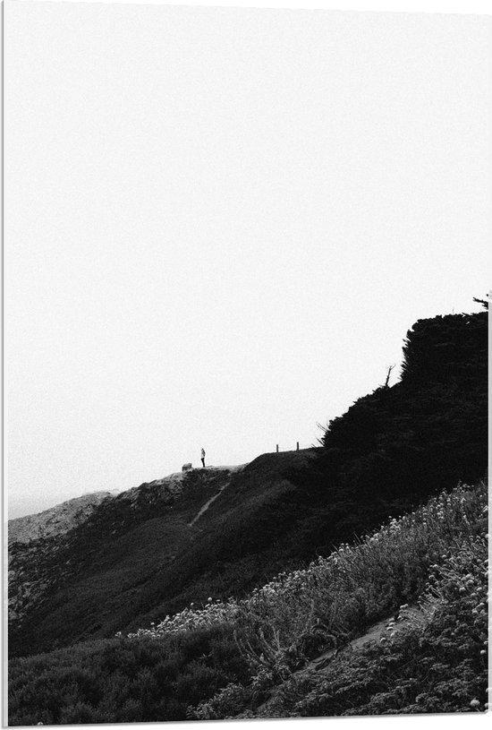 WallClassics - Acrylglas - Persoon op Heuvels in Landschap (Zwart- wit) - 60x90 cm Foto op Acrylglas (Met Ophangsysteem)