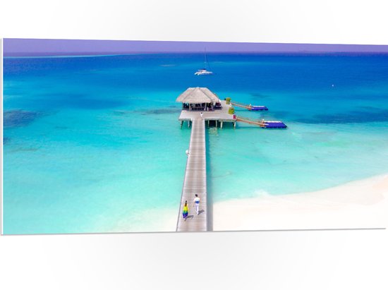 PVC Schuimplaat- Stijger met Huisje op Zee en helder Blauw Water - Malediven - 100x50 cm Foto op PVC Schuimplaat