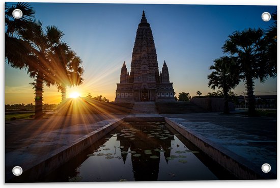 Tuinposter – Ondergaande Zon Verdwijnend achter Wat Panyanantarm Tempel in Thailand - 60x40 cm Foto op Tuinposter (wanddecoratie voor buiten en binnen)