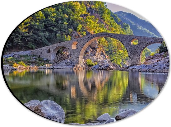 Dibond Ovaal - Oude Stenen Brug boven Rivier in Groen Landschap - 28x21 cm Foto op Ovaal (Met Ophangsysteem)