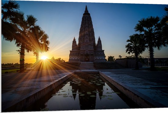 PVC Schuimplaat- Ondergaande Zon Verdwijnend achter Wat Panyanantarm Tempel in Thailand - 120x80 cm Foto op PVC Schuimplaat