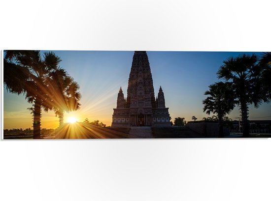 PVC Schuimplaat- Ondergaande Zon Verdwijnend achter Wat Panyanantarm Tempel in Thailand - 60x20 cm Foto op PVC Schuimplaat