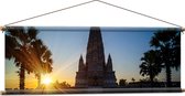 Textielposter - Ondergaande Zon Verdwijnend achter Wat Panyanantarm Tempel in Thailand - 120x40 cm Foto op Textiel