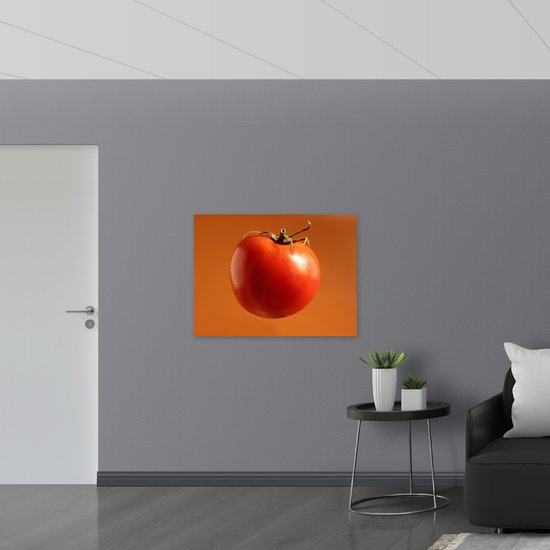 Poster Glanzend – Rode Tomaat tegen Oranje Achtergrond - 100x75 cm Foto op Posterpapier met Glanzende Afwerking