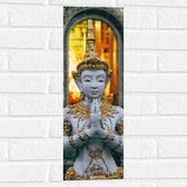 Muursticker - Grijze Boeddha voor Tempel met Gouden Details - 20x60 cm Foto op Muursticker