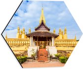 Dibond Hexagon - Vooraanzicht van Pha That Luang Tempel in Vientiane onder Sluierbewolking, Laos - 30x26.1 cm Foto op Hexagon (Met Ophangsysteem)