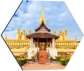 Dibond Hexagon - Vooraanzicht van Pha That Luang Tempel in Vientiane onder Sluierbewolking, Laos - 40x34.8 cm Foto op Hexagon (Met Ophangsysteem)