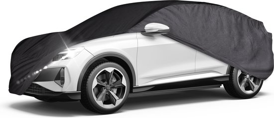 Witte auto met zwarte beschermhoes, van voren gezien. Ledverlichting aan.