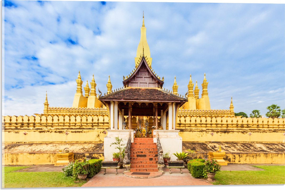 Acrylglas - Vooraanzicht van Pha That Luang Tempel in Vientiane onder Sluierbewolking, Laos - 60x40 cm Foto op Acrylglas (Met Ophangsysteem)
