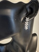Zirkonia bloem decor drop oorbellen