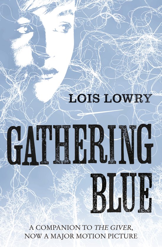 Boek "Gathering Blue" van Lois Lowry met een blauw-witte illustratie van een gezicht en takken.