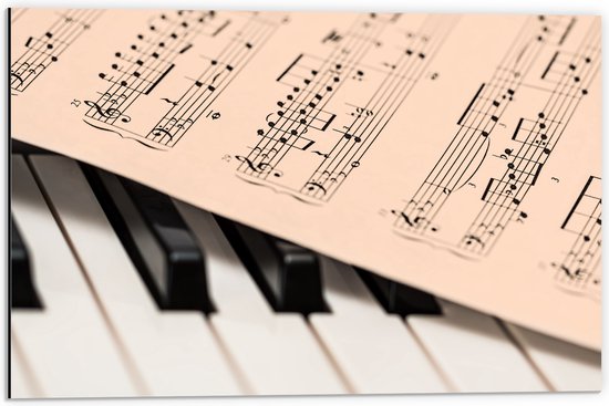 Dibond - Notenblad op Toetsen van Piano - 60x40 cm Foto op Aluminium (Wanddecoratie van metaal)