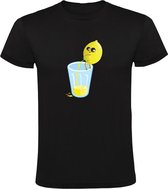 Citroen plast in een glas Heren T-shirt - fruit - drank - vitamine - limonade - citroensap - frisdrank - plassen - schattig - humor - grappig