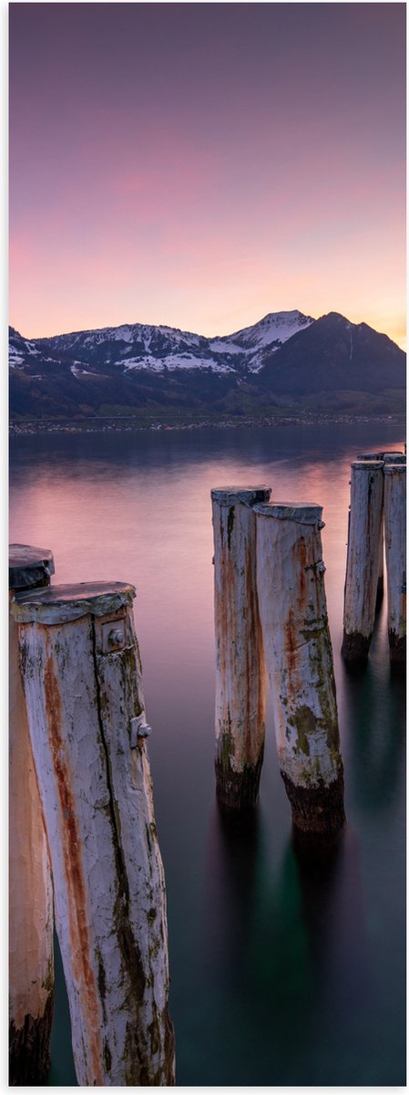 Poster (Mat) - Houten Palen in het Meer van Berggebied tijdens Zonsondergang met Paarse Gl