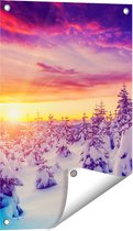 Gards Tuinposter Zonsondergang in het Sneeuw Bos - 40x60 cm - Tuindoek - Tuindecoratie - Wanddecoratie buiten - Tuinschilderij