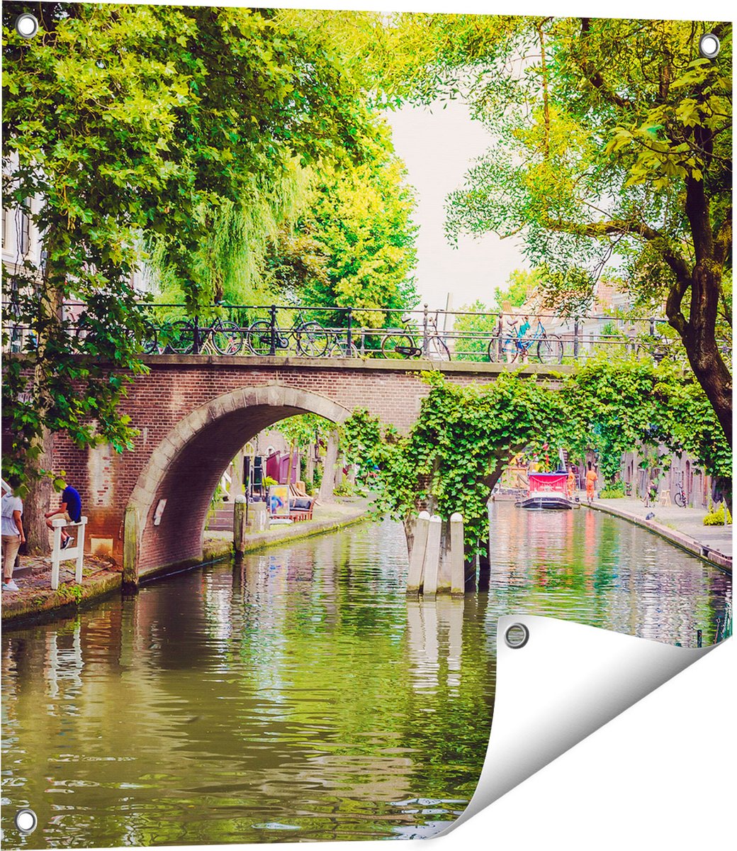 Gards Tuinposter Dichtbegroeide Brug op de Oudegracht in Utrecht - 60x60 cm - Tuindoek - Tuindecoratie - Wanddecoratie buiten - Tuinschilderij Multikleur