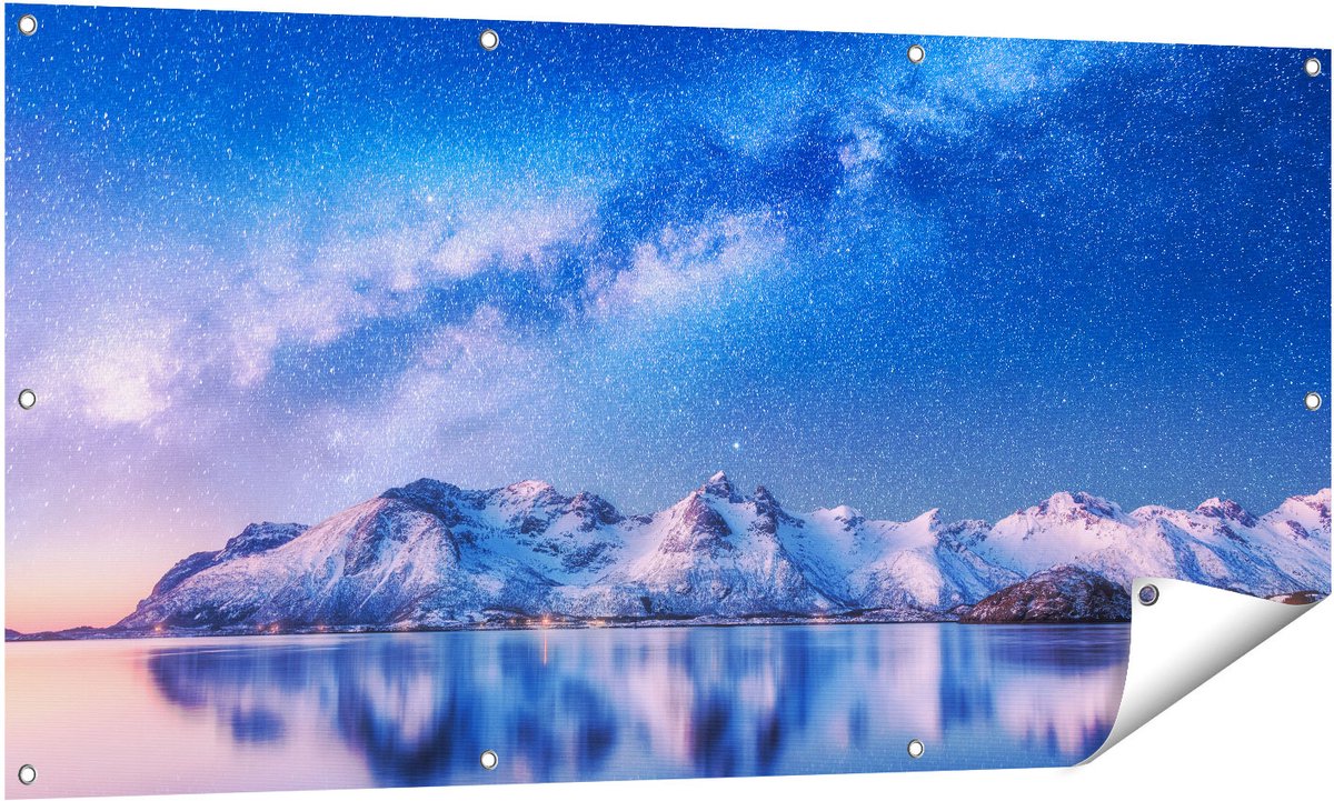 Gards Tuinposter Melkweg bij Besneeuwde Bergen - 140x70 cm - Tuindoek - Tuindecoratie - Wanddecoratie buiten - Tuinschilderij Multikleur