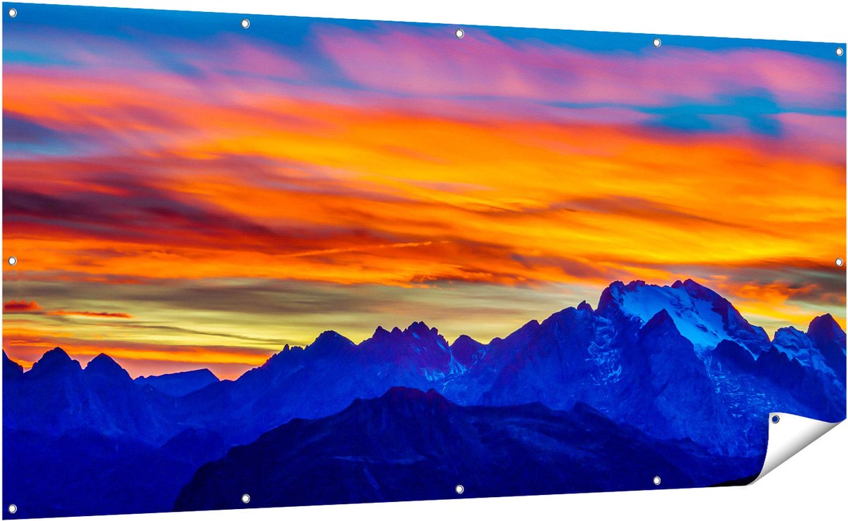 Gards Tuinposter Oranje Zonsondergang in de Bergen - 200x100 cm - Tuindoek - Tuindecoratie - Wanddecoratie buiten - Tuinschilderij Multikleur