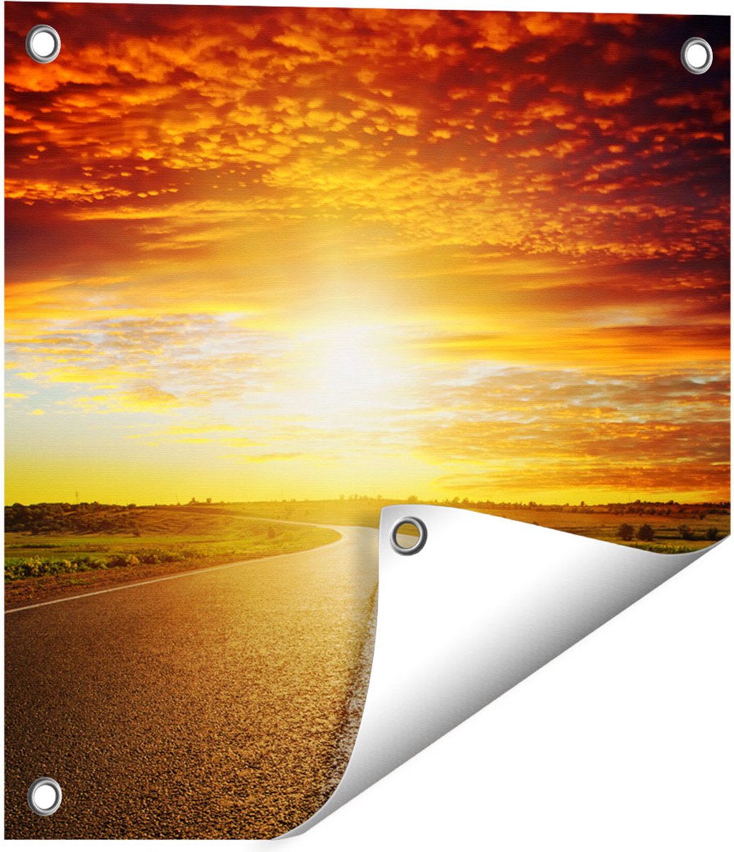 Gards Tuinposter Zonsondergang Over de Weg met een Rode Lucht - 40x40 cm - Tuindoek - Tuindecoratie - Wanddecoratie buiten - Tuinschilderij Multikleur