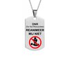 Zilverkleurig identiteitsplaatje met 'DNR (Do Not Resuscitate) REANIMMEER MIJ NIET' en een rood symbool dat reanimatie verbiedt.