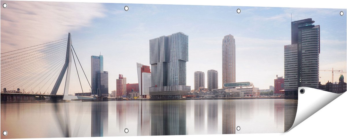 Gards Tuinposter Rotterdamse Skyline met de Erasmusbrug - 150x50 cm - Tuindoek - Tuindecoratie - Wanddecoratie buiten - Tuinschilderij Multikleur