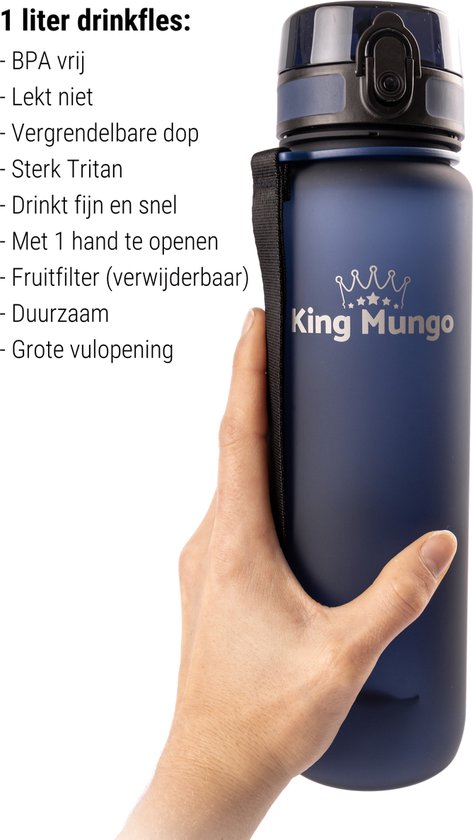 Matpaarse 1 liter drinkfles van King Mungo, vastgehouden door een hand. BPA-vrij, lekvrij, vergrendelbare dop.
