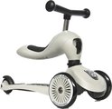Zandkleurige loopfiets met zadel en drie wielen. "SCOOT & RIDE" "HIGHWAYKICK" tekst.