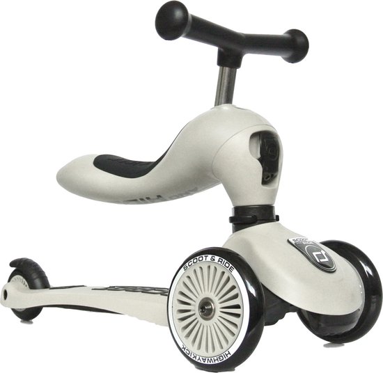Zandkleurige loopfiets met zadel en drie wielen. "SCOOT & RIDE" "HIGHWAYKICK" tekst.