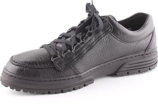 Zwarte leren lage veterschoen met gesloten vetersluiting en dikke zool.