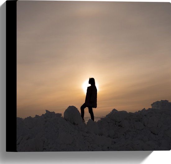 WallClassics - Canvas - Silhouet van Vrouw op Hoop Sneeuw - 30x30 cm Foto op Canvas Schilderij (Wanddecoratie op Canvas)